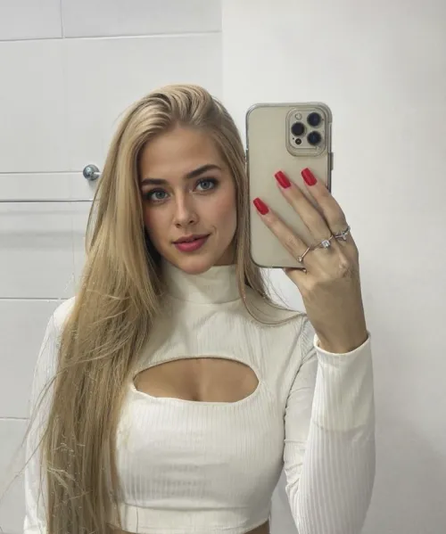 Thumbnail CelestialMudit's MirrorSelfie: 'Trouble Looks This Good'