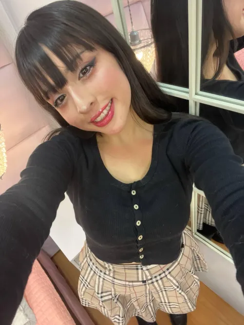 Thumbnail Smile of a Brunette: The Allure of cutelilyyxo