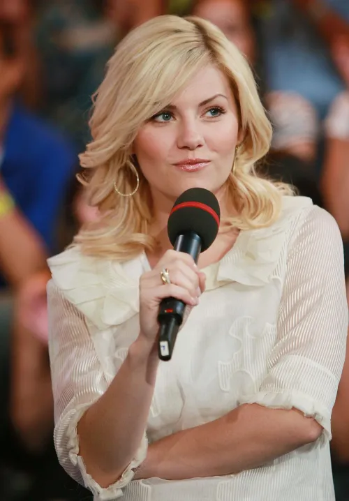 Thumbnail Elisha Cuthbert: Alluring Glimpse of Pretty Girls