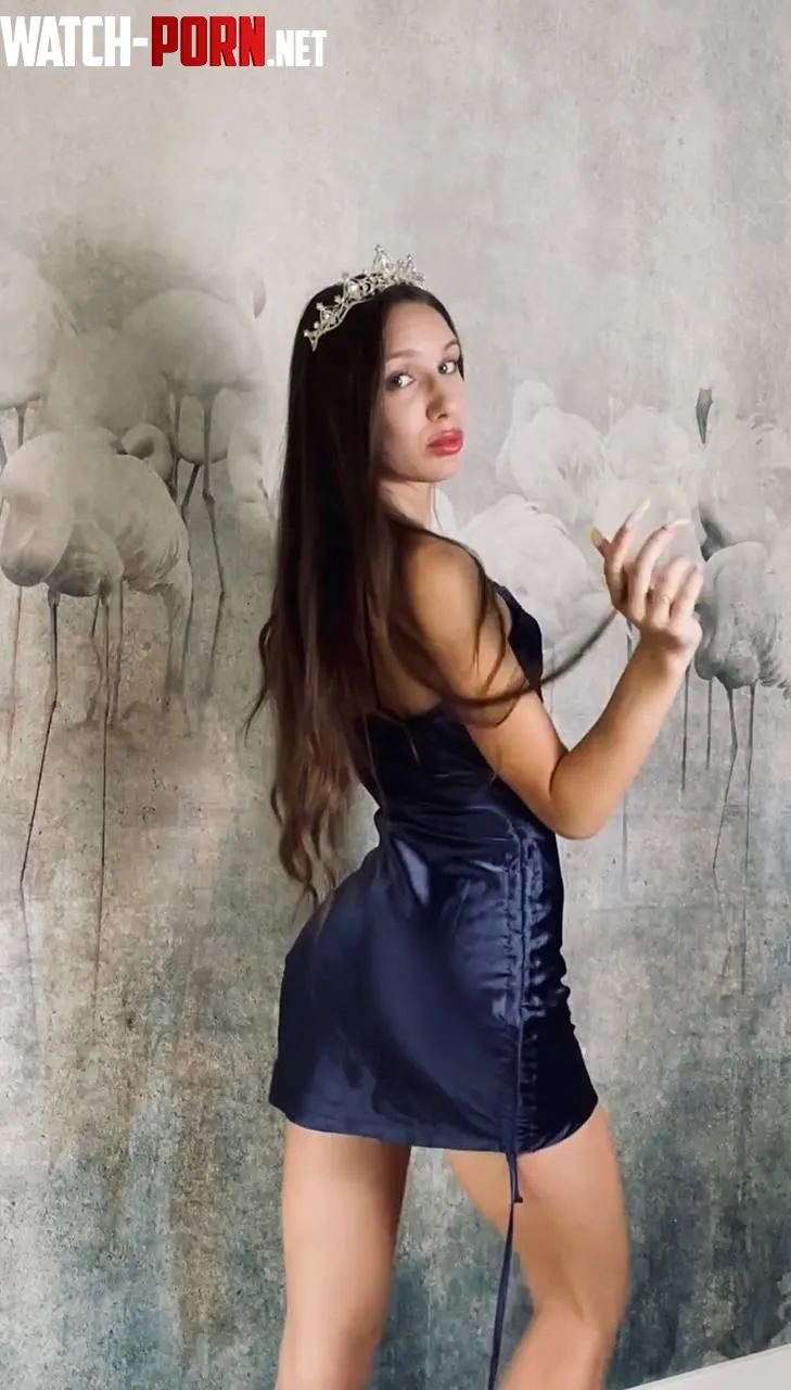 the queen look for the party by EllaHallman