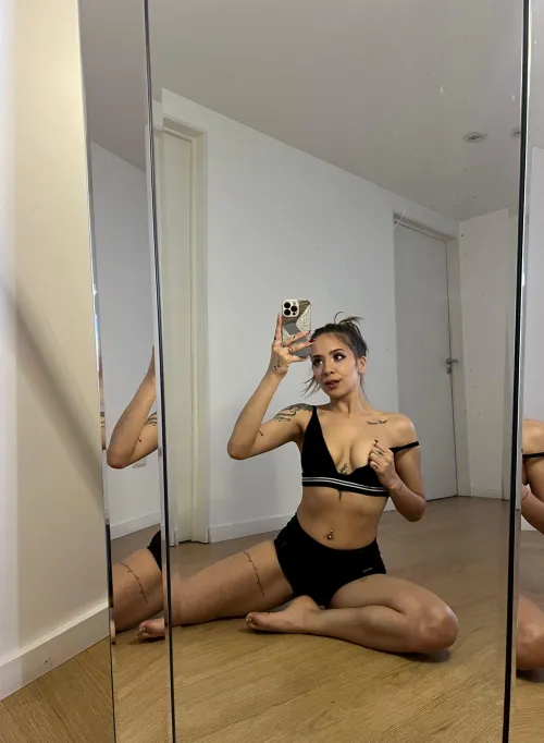 Thumbnail Neighborhood Temptation: melodyqueeen's Provocative Invite in SexyButNotPorn