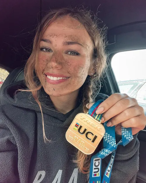 Thumbnail Cycling Beauty Puck Moonen: A Vision to Behold | James007BondUK