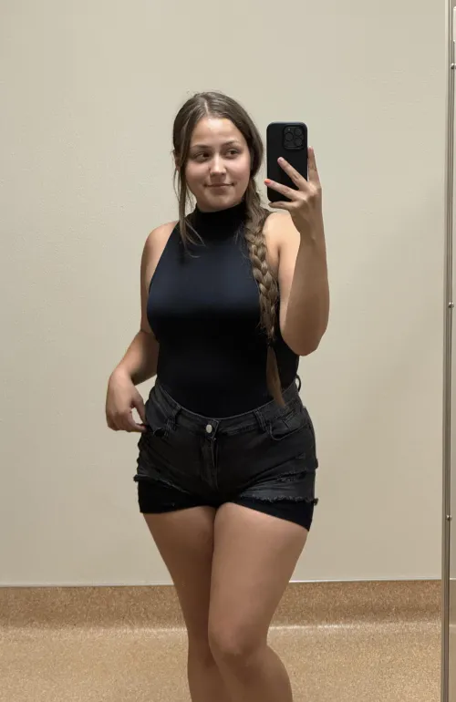 Thumbnail XcakesX Captures a Selfie While Working