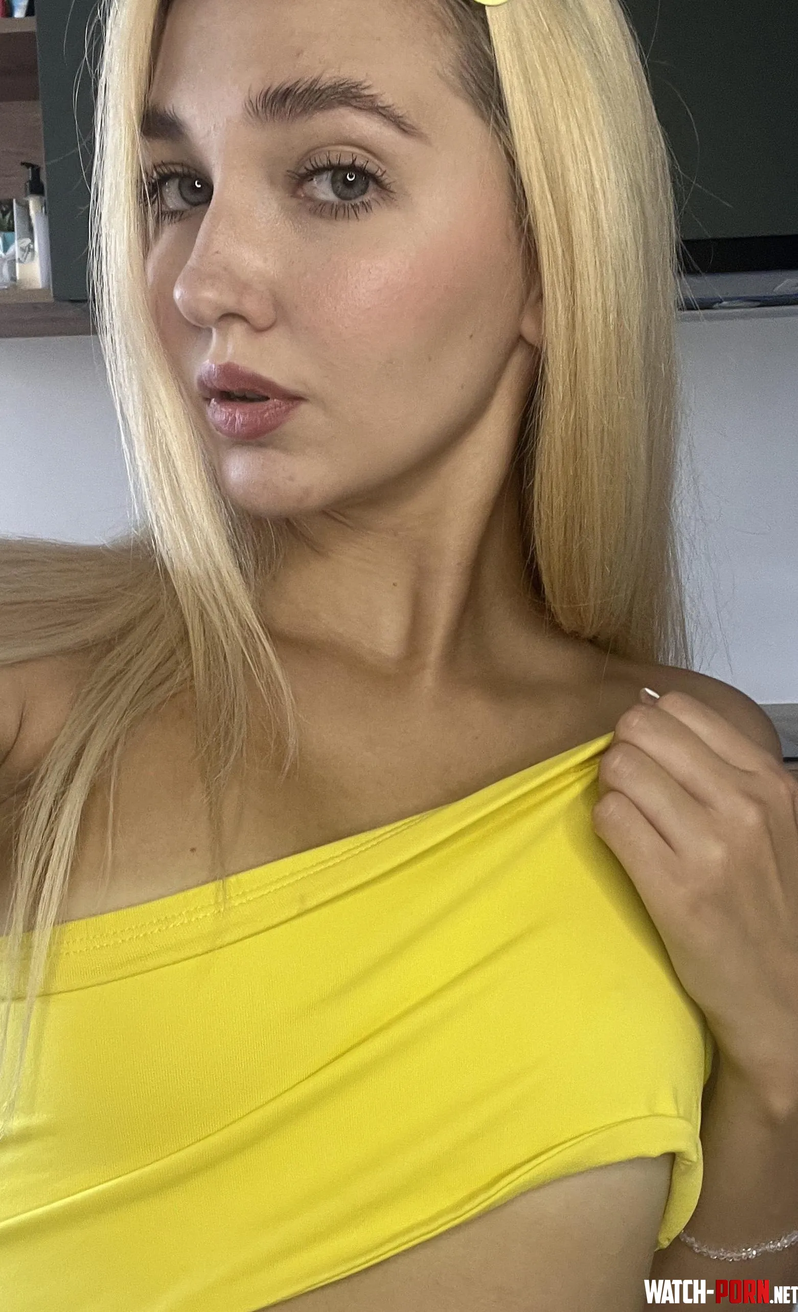 I love the color of my new top by Arya_Doll