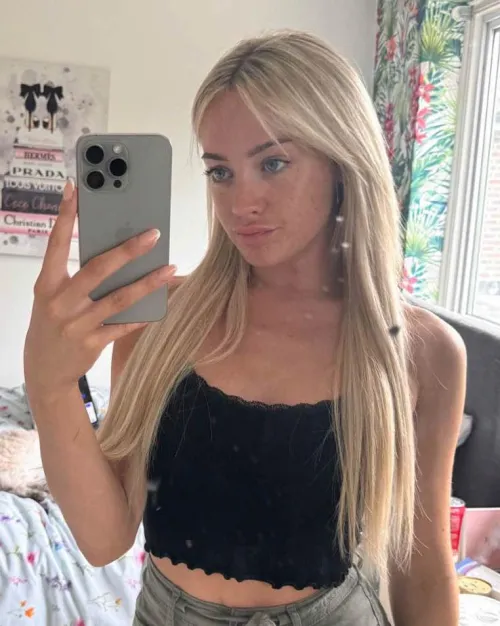 Thumbnail Scarletteee1 Spotlights Timeless Style with 'Croptop Never Goes Out'