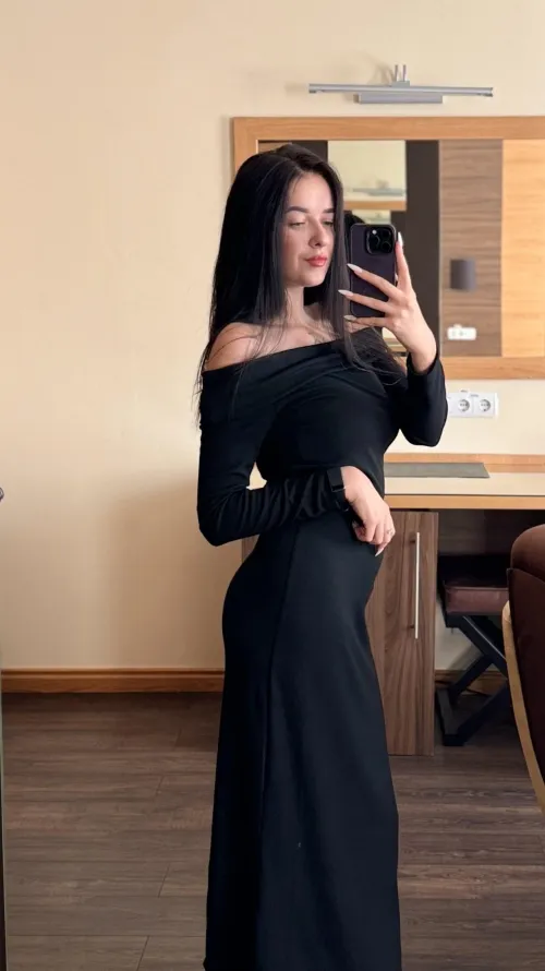 Thumbnail MayitoGonzal's Elegant Choice: Black Long Dress Perfect for a Date — tightdresses