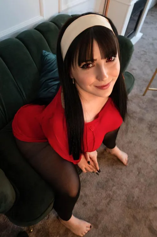 Thumbnail Yor Forger Cosplay Delight: Kuroitsune's Costume Creation