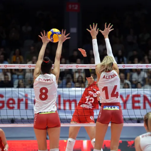 Thumbnail Dynamic Duo: Yasemin and Alexia on the Court