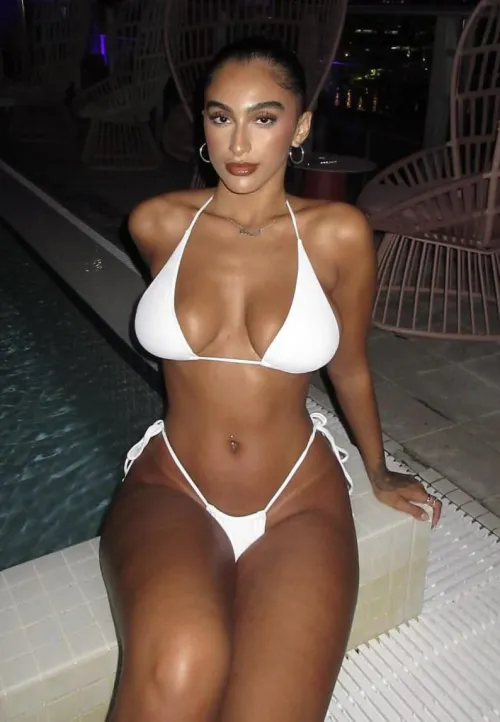 Thumbnail White Bikini Beauty: Unveiling plakia99's Style