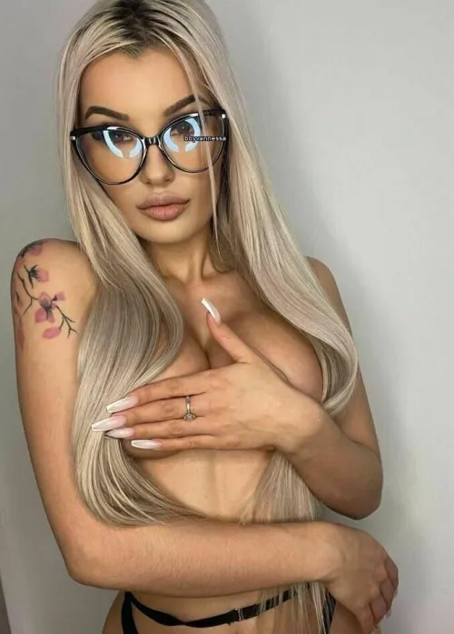 Thumbnail Bbyvannessa's Permission to Reveal What's in Her Hands for a Sensual Massage