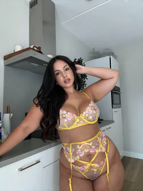 Thumbnail Curvy Perfection - MoroccanZina Celebrates Amazing Curves