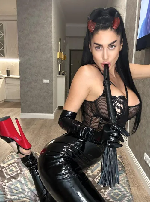 Thumbnail AntLeading7511's Tempting CamSlut Heels Show