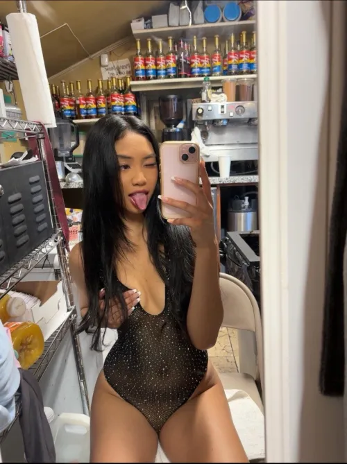 Thumbnail Naughty MirrorSelfie: Milabunnyss' Hands & Tongue Play
