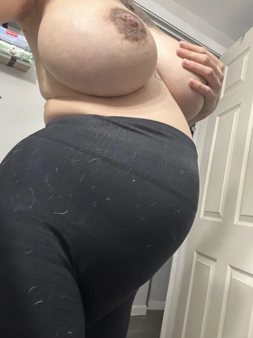 Thumbnail Queenof_Rainbow: Tight Leggings and Pleasure on pregnantporn