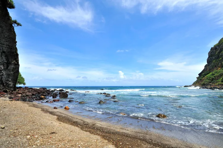 Thumbnail colapepsikinnie Explores the Only Beach on Pitcairn Island - A Remote Paradise