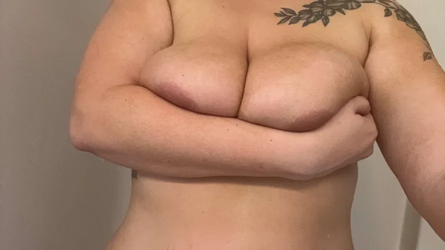 Thumbnail Discover Sensuality: RoundBottomWife Asks for a Hand in 'Need a Hand or Two'