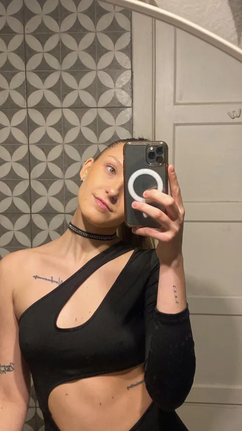 Thumbnail Crop Top Confession: Flaunt Your Fashion with queen_happyface