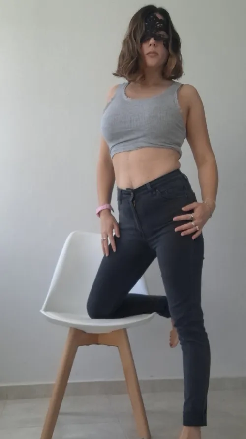 Thumbnail Sizzling MILF Style: Embracing Croptop Fashion