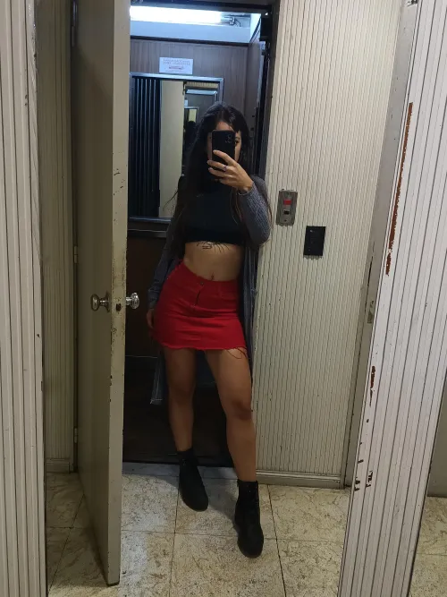 Thumbnail DenuLove's Fashion Experiment: The Long Skirt vs. the Tight Dress