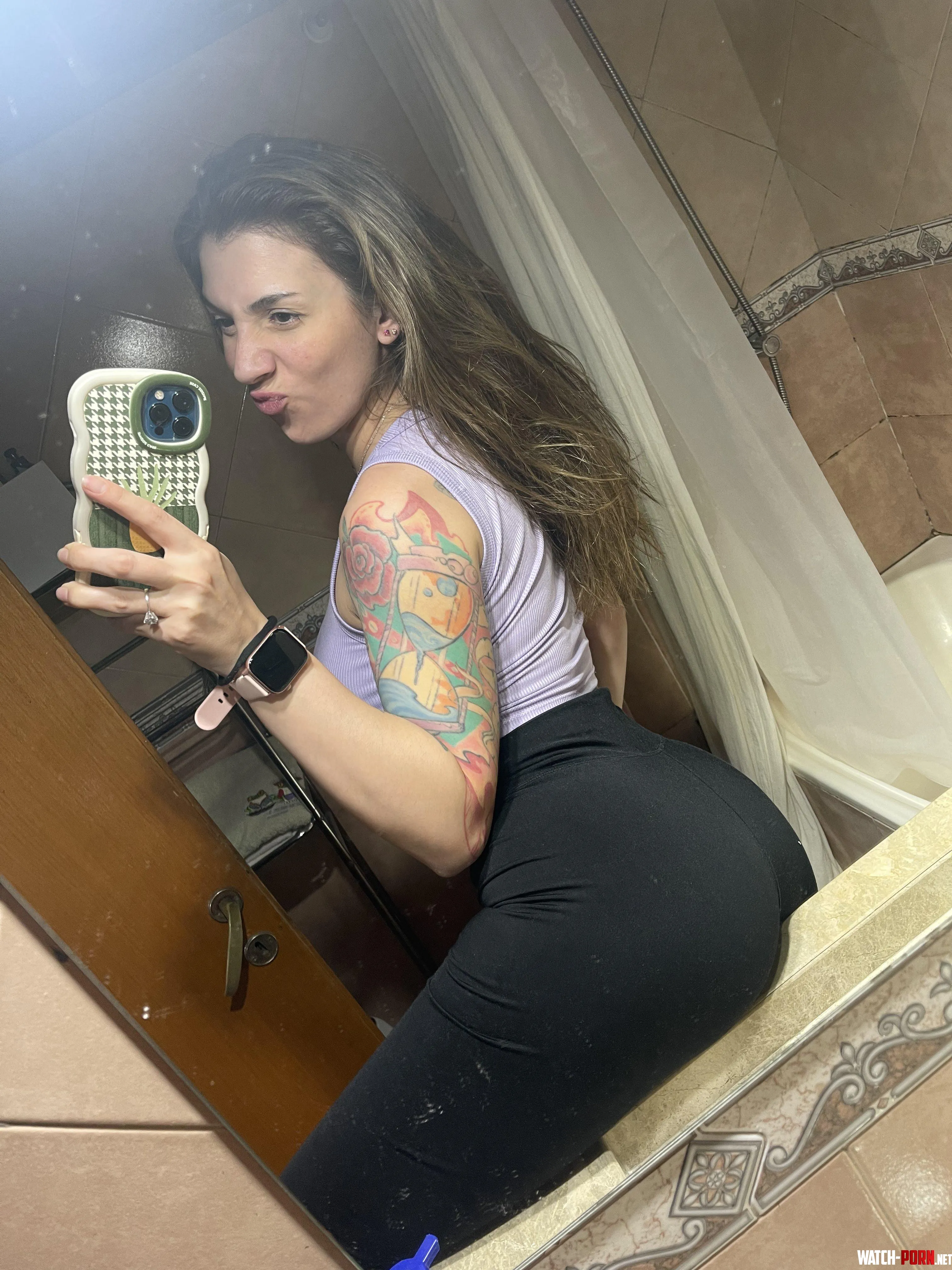 My go to yoga pants because its so comfy by garlicpeanuttt