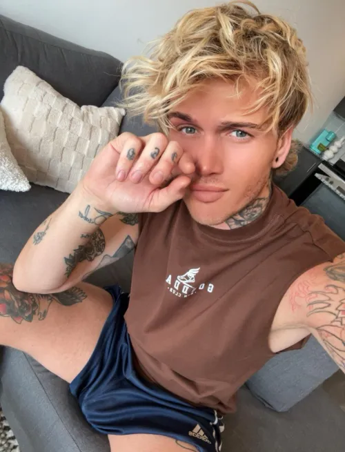 Thumbnail Short Shorts Fashion: Bulges Highlighted