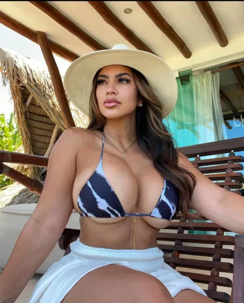 Thumbnail Cubana Charm: ReyMadrileno's Stunning Display