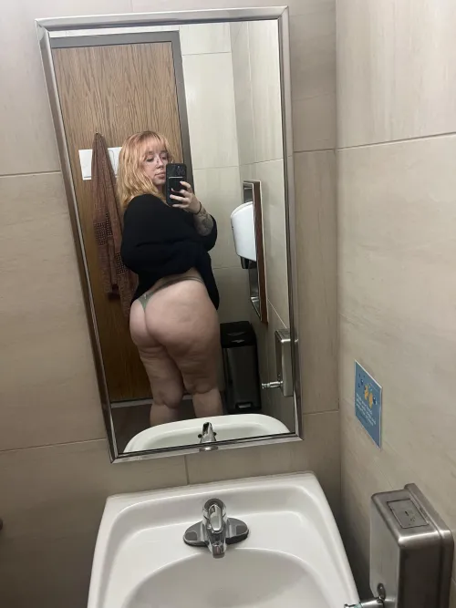 Thumbnail Bored at Work: Insights from Glitteringworm78 in the ThickWhiteGirls Category
