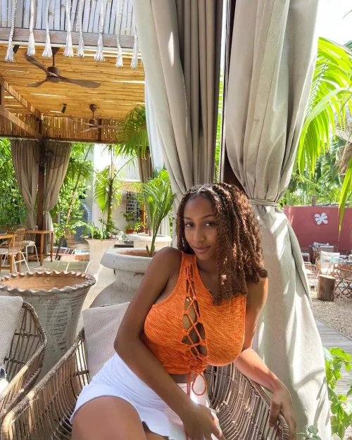 Thumbnail Fashion Delight: Figurephilosopher's Orange Top Pick
