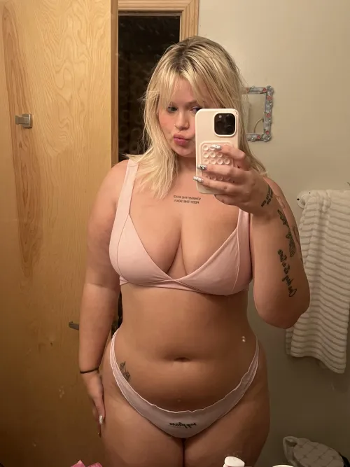 Thumbnail Discover Wispy_Girlwa in BBW_Chubby: Describe Me in One Word