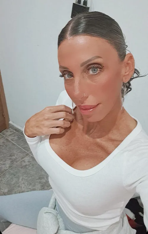 Thumbnail Adorable Latina Milf: Beauty in Elegance