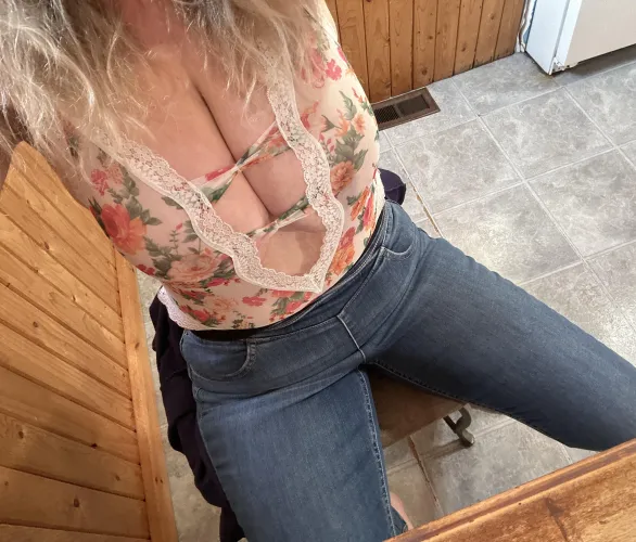 Thumbnail Captivating Sight of a Braless Beauty Hanging with _blondebabe420