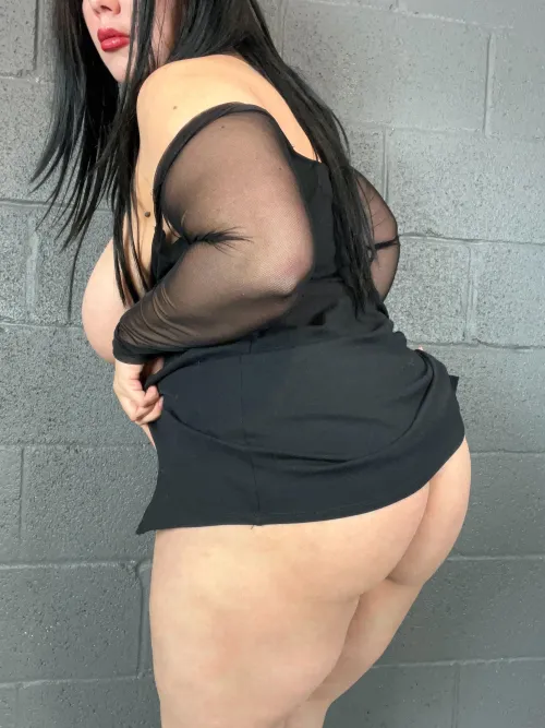 Thumbnail Ghostbustiersasha Unveils BTGGF Morticia Cosplay: Curvy Edition