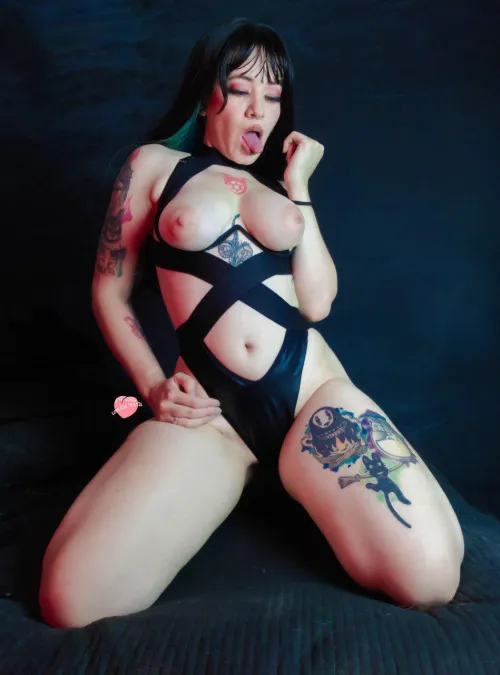 Thumbnail LorraineMortis Shares Body Positivity: 'I Love Showing Off My Body'