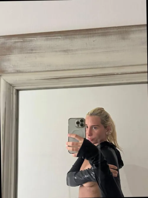 Thumbnail Mirror Magic: iaaammsofiaa Displays Bold Confidence in the MirrorSelfie Category