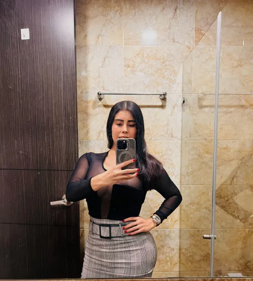 Thumbnail Biancasoffice Shares a Surprise Before Leaving for Work in MirrorSelfie