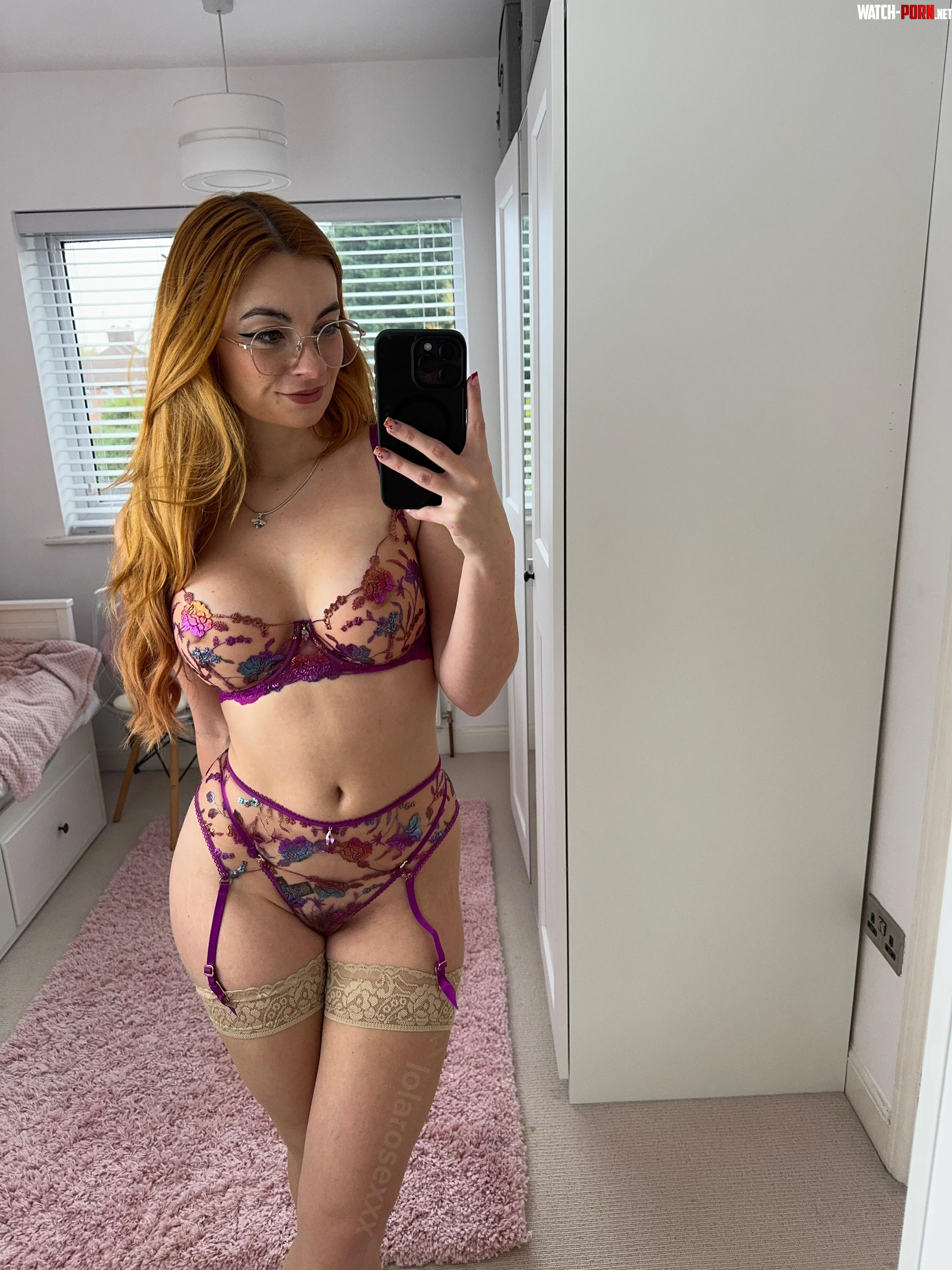 feeling cute in this pretty lingerie  by lolarosexxx