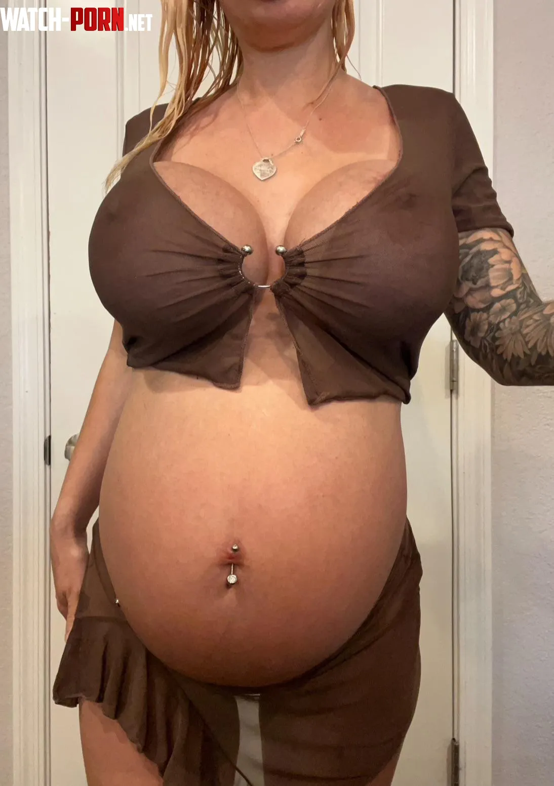 My small pregnant body is glowing  by roxrosexo