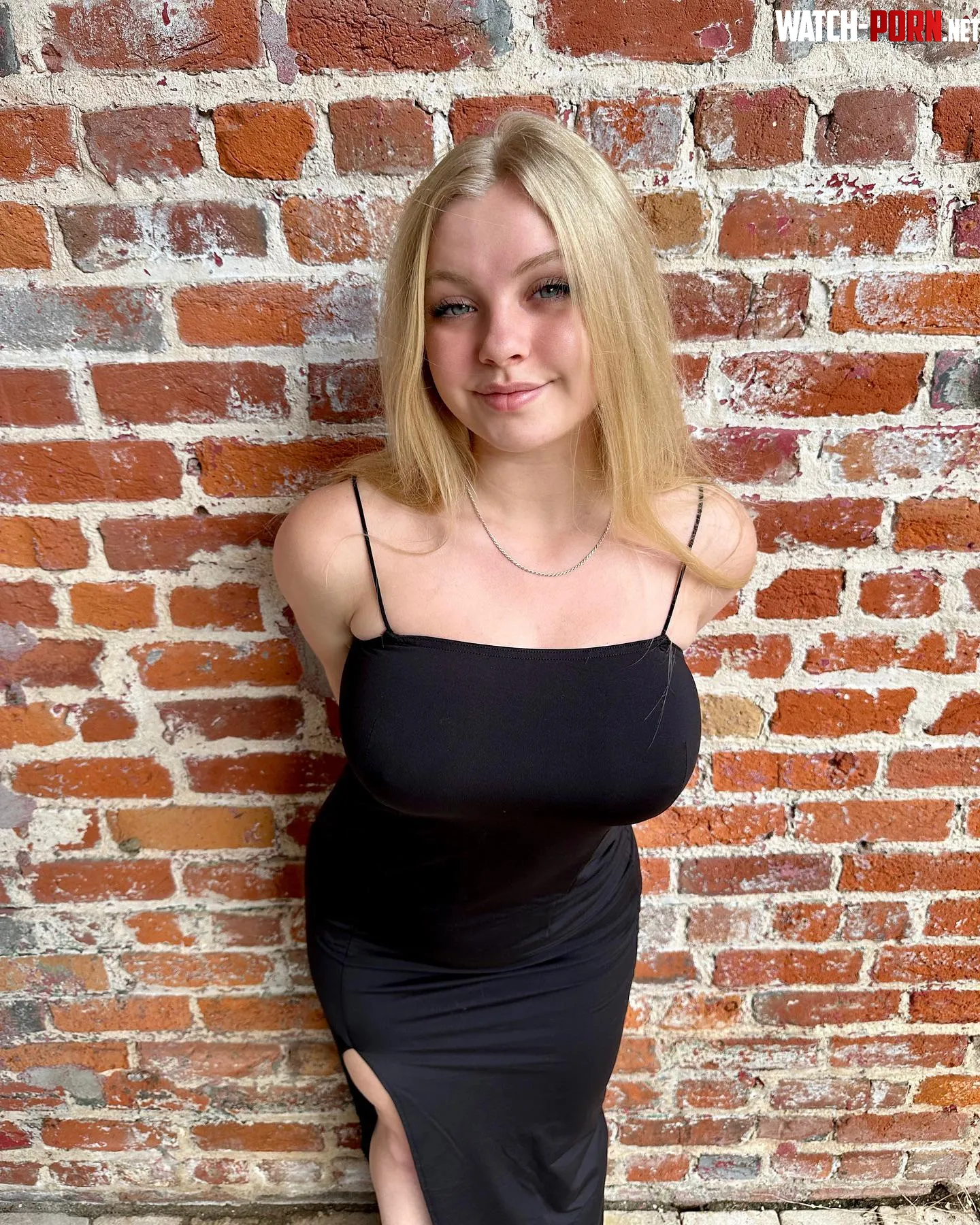 Keep your eyes on my curves  by lillymayloveyou
