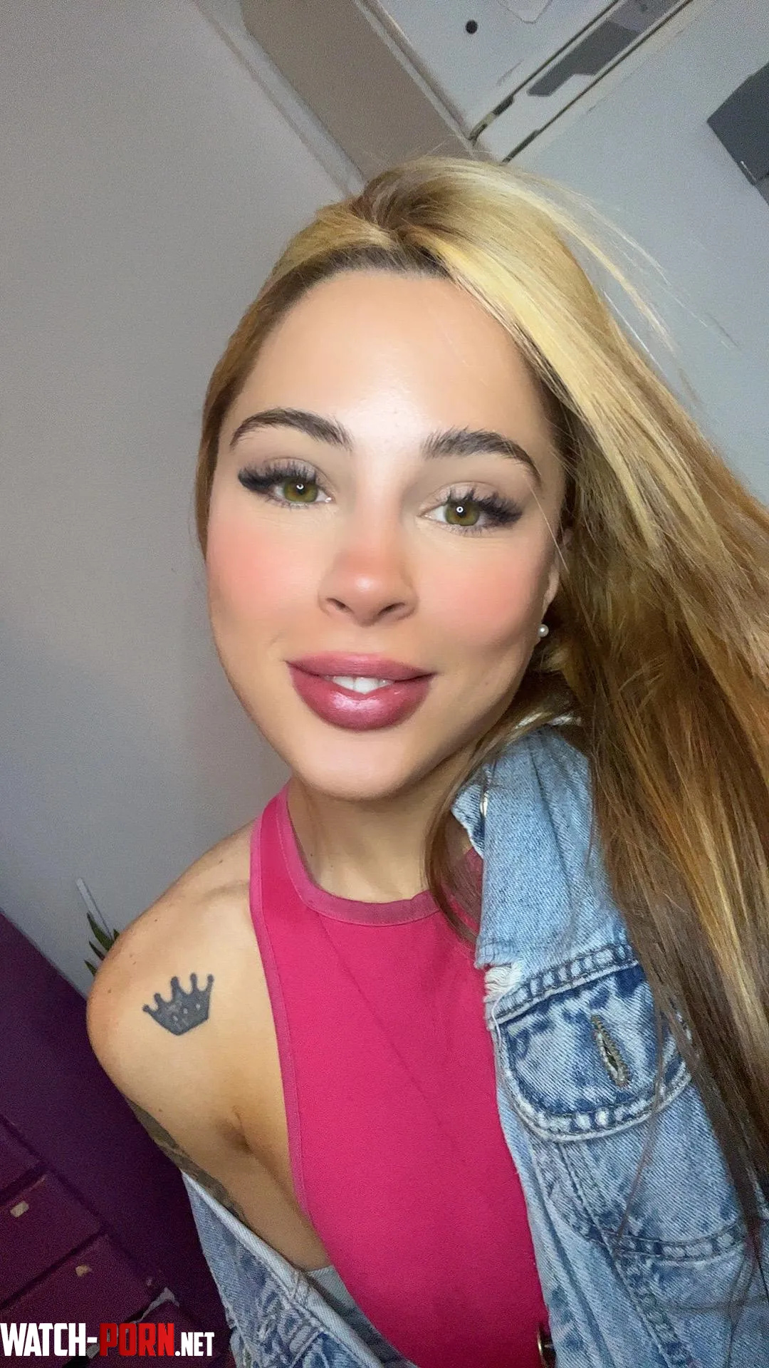 face of a girl willing to share positive vibes  by chilledhoneyyy