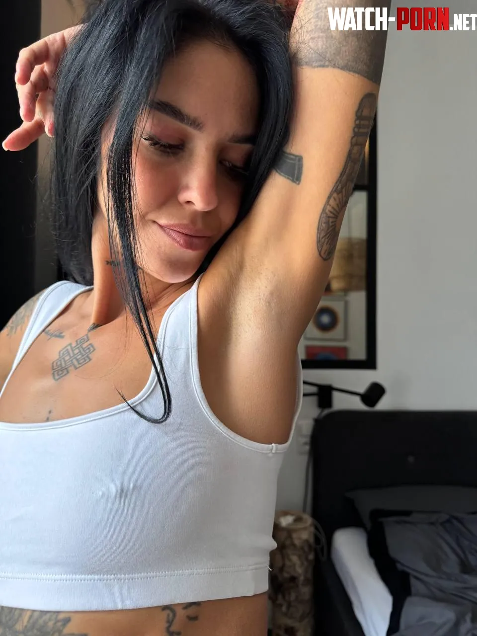 who wants to spend the evening licking my shaved armpits tonight by helengem
