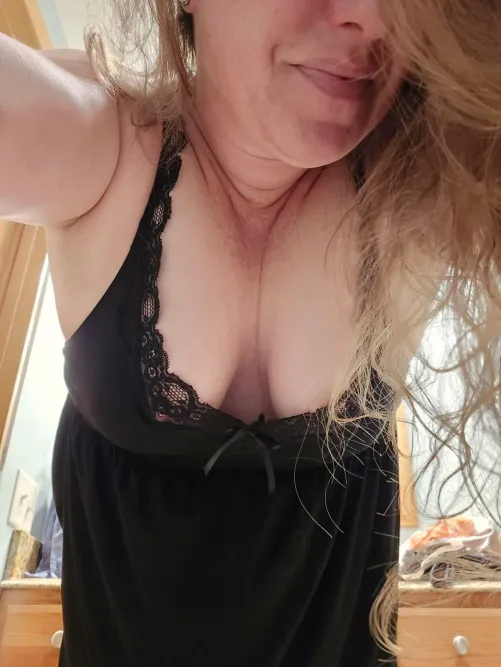 Thumbnail A Hair Distraction? Exploring wildone80's Insights in Downblouse