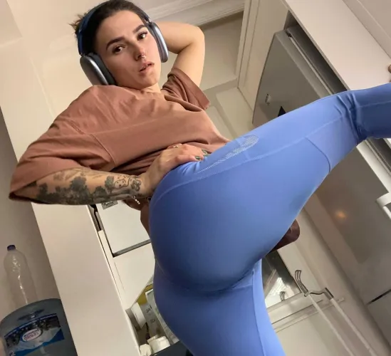 Thumbnail Legging Love: Flaunting an Appetizing Figure | caramelsambuca