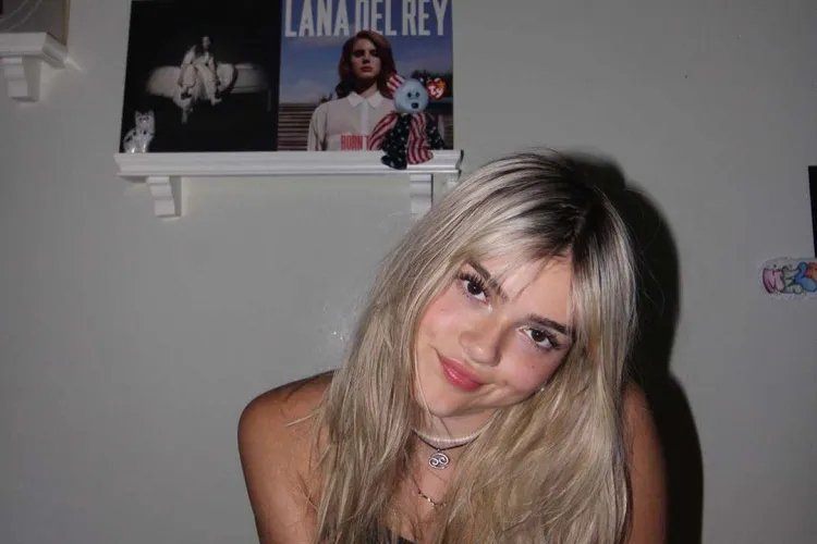 Thumbnail Smile to Remember: Join Isolde89_ in the World of Classy Girls
