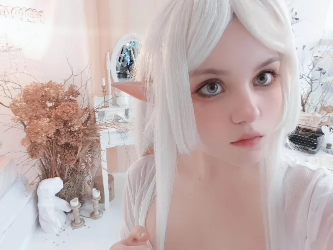Thumbnail Frieren's Reflection: A Stunning Display by k0rkuma in cosplaygirls