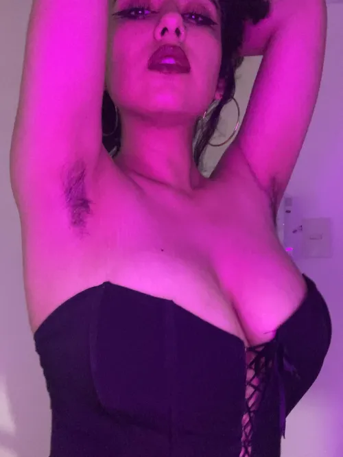 Thumbnail Hairy vs. Smooth Armpits: Which Do You Prefer?