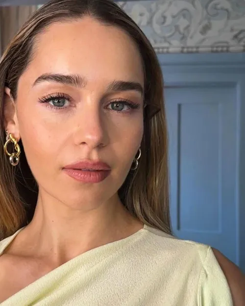 Thumbnail James007BondUK Captures Emilia Clarke's Essence: Dive into PrettyGirls
