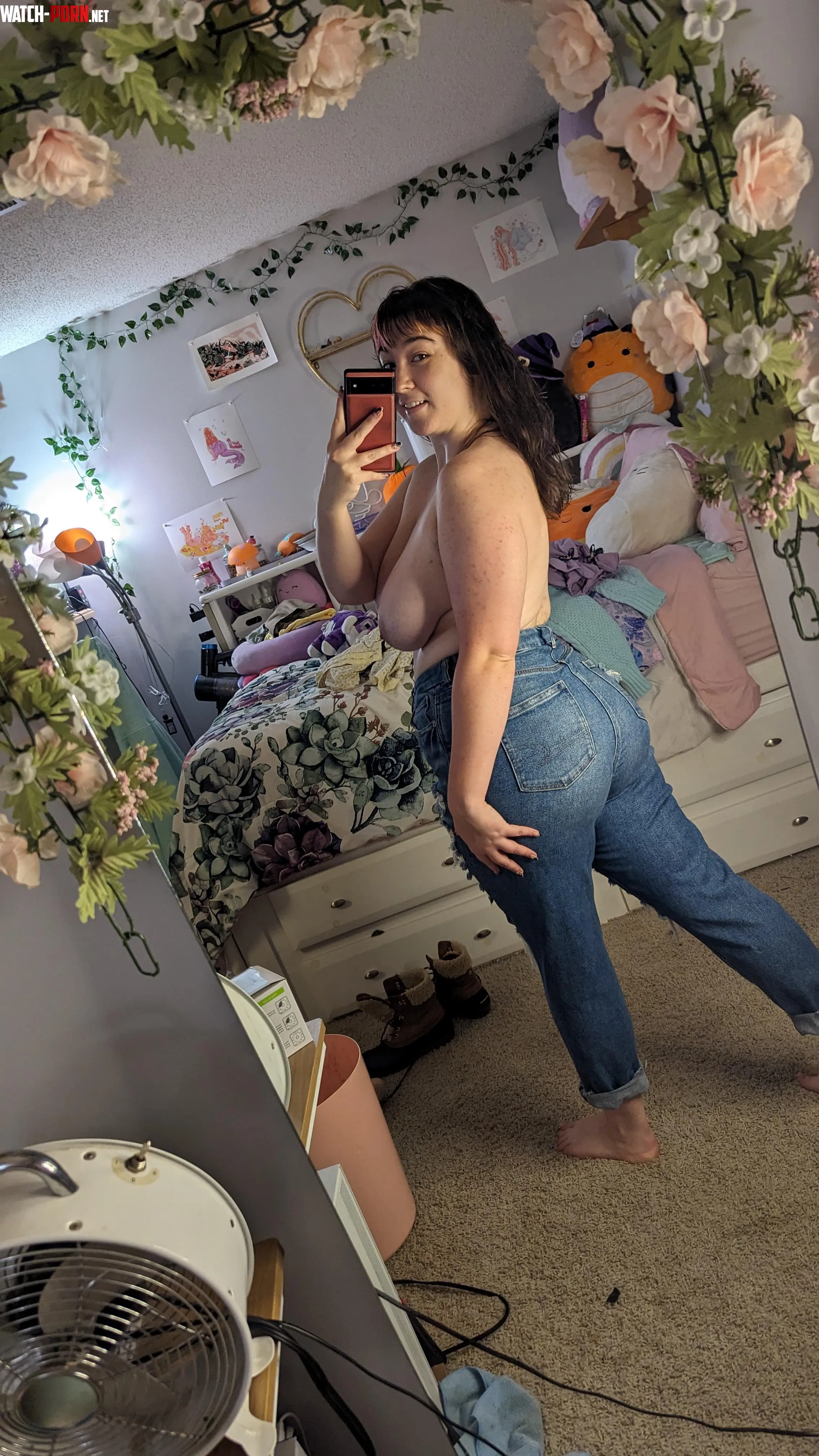 Dontcha just love a thick girl in jeans by DelilahTheBaker