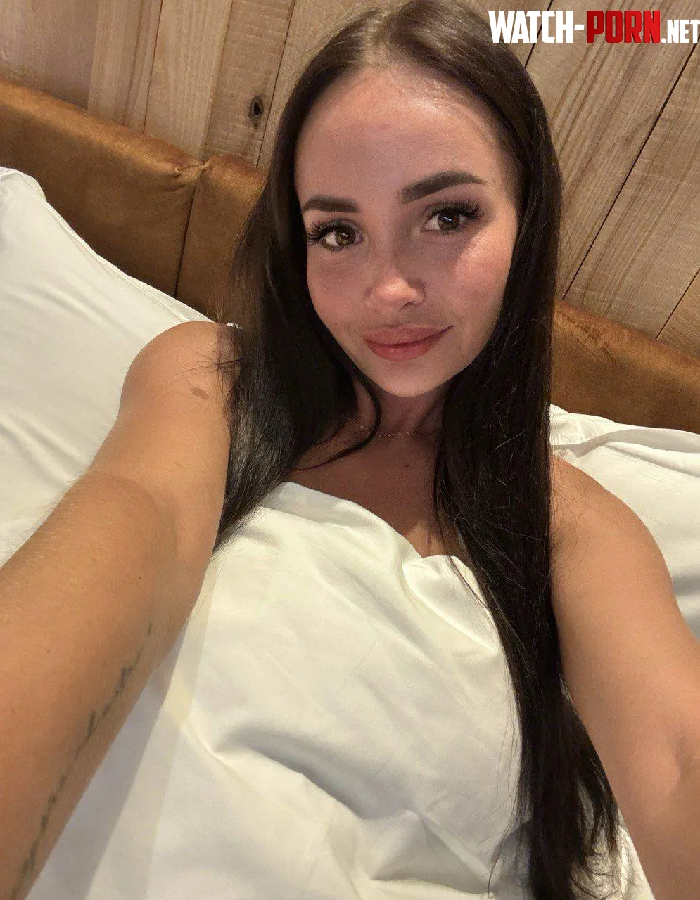 Waiting for you in bed by GabrielaBelt