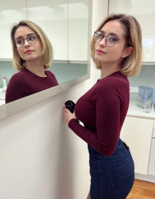 Thumbnail Desecr8or's Capture: Cardigan Sideboob Beauty in 2busty2hide