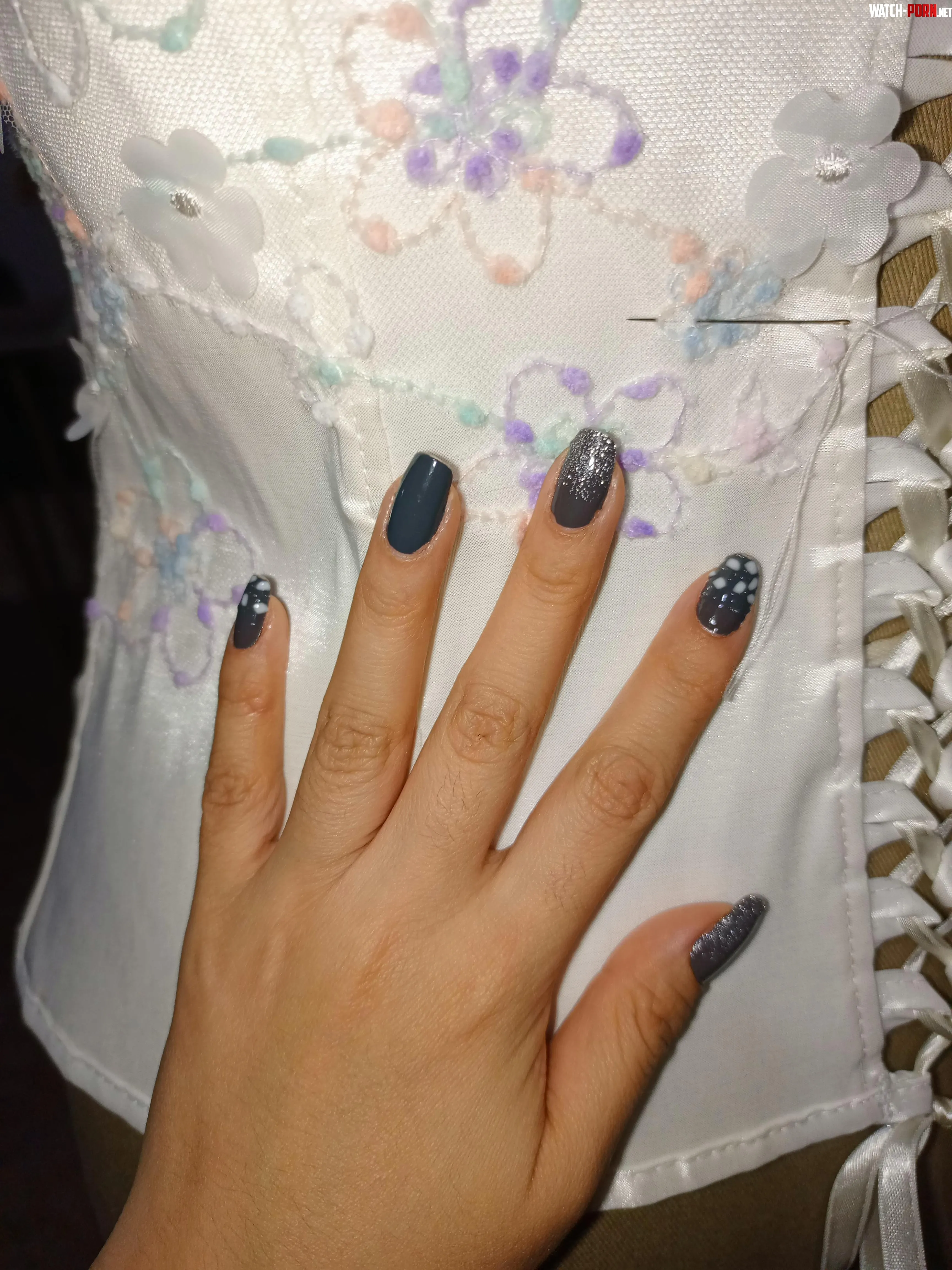 Do you imagine this nails in your body  by EmmNnata
